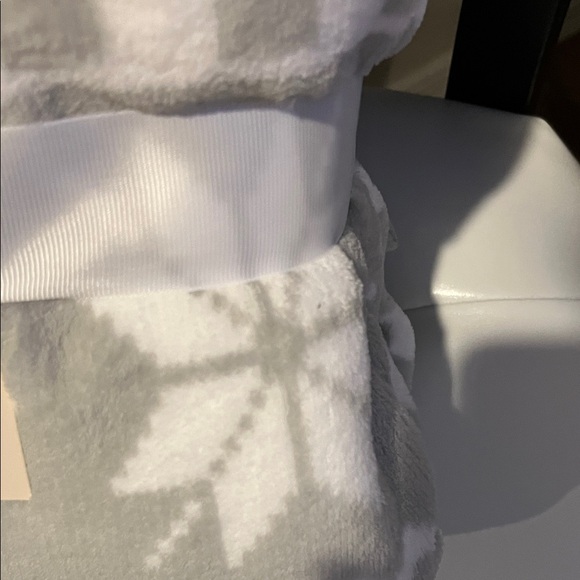 Elegant Velvet Plush Sherpa Throw - Picture 6 of 7